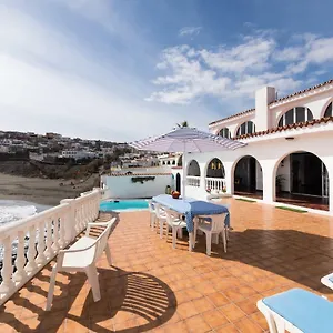 Coki Deluxe - First Line Of The Villa Telde